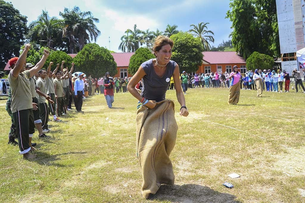 Turis Asing Beradu Lompat Karung. (Foto Oviyandi Emnu)