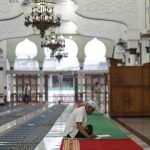 Beriktikaf di dalam masjid Raya Baiturrahman.