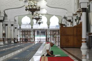 Beriktikaf di dalam masjid Raya Baiturrahman.