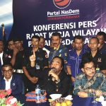 Ketua Umum Partai Nasdem Surya Paloh (tengah) didampingi Menteri Agraria dan Tata Ruang/Kepala Badan Pertanahan Nasional, Ferry Mursyidan Baldan (kanan) dan Ketua DPW Nasdem Aceh, Zaini Djalil (kiri) menyampaikan arahan pada rakerwil Partai Nasdem di Banda Aceh, Kamis (10/3). Dalam Raklrwil tersebut, Partai Nasdem menargetkan meraih 90 persen perolehan suara dan sekaligus menjadi partai pemenang pada pilkada 2017 di Aceh. ANTARA FOTO/Ampelsa/foc/16.