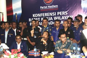 Ketua Umum Partai Nasdem Surya Paloh (tengah) didampingi Menteri Agraria dan Tata Ruang/Kepala Badan Pertanahan Nasional, Ferry Mursyidan Baldan (kanan) dan Ketua DPW Nasdem Aceh, Zaini Djalil (kiri) menyampaikan arahan pada rakerwil Partai Nasdem di Banda Aceh, Kamis (10/3). Dalam Raklrwil tersebut, Partai Nasdem menargetkan meraih 90 persen perolehan suara dan sekaligus menjadi partai pemenang pada pilkada 2017 di Aceh. ANTARA FOTO/Ampelsa/foc/16.