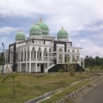 masjid Komplek purumahan Dewan Perwakilan Rakyat Aceh (DPRA) berdiri megah di Jalan Kebon Raja, Ulee Kareng Banda Aceh. (Foto Pikiran Merdeka/Pozan Matang)