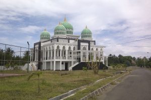 masjid Komplek purumahan Dewan Perwakilan Rakyat Aceh (DPRA) berdiri megah di Jalan Kebon Raja, Ulee Kareng Banda Aceh. (Foto Pikiran Merdeka/Pozan Matang)