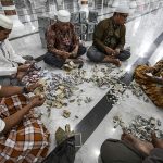 Menghitung Sumbangan dari Jamaah Mesjid Raya Baiturrahman