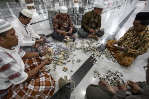 Menghitung Sumbangan dari Jamaah Mesjid Raya Baiturrahman