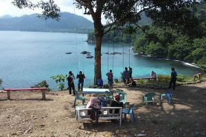 Objek wisata Bukit Guha Sarang, Sabang. Pengelola usaha destinasi ini, Syahrizal, masih menggunakan tarif masuk atas inisiatifnya sendiri, yaitu Rp5 ribu per orang, karena belum adanya qanun pariwisata dari pemko