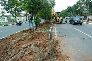 Proyek Bongkar Pasang Median Jalan