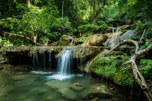 Indahnya Air Terjun Peucari yang Berwarna Hijau Toska