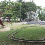 Seorang anak bermain di porosotan dalam Taman Sari Banda Aceh. (Foto Makmur Dimila)