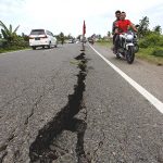 Jalan retak akibat gempa di kawasan Trienggadeng, Desember 2016. (Foto Oviyandi)