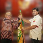 Gubernur Aceh, dr. H. Zaini Abdullah menyerahkan bendera pataka kepada Ketua Umum KONI Aceh, H. Muzakir Manaf saat melepaskan kontingen Aceh menuju Pekan Olahraga Nasional ke XIX Tahun 2016, Jawa Barat dalam pelepasan di Anjong Mon Mata, Banda Aceh, Senin malam, 5 September 2016.