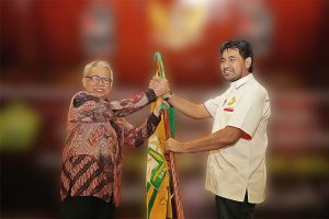 Gubernur Aceh, dr. H. Zaini Abdullah menyerahkan bendera pataka kepada Ketua Umum KONI Aceh, H. Muzakir Manaf saat melepaskan kontingen Aceh menuju Pekan Olahraga Nasional ke XIX Tahun 2016, Jawa Barat dalam pelepasan di Anjong Mon Mata, Banda Aceh, Senin malam, 5 September 2016.