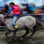 Tanpa pelana joki-joki cilik memacu kuda dengan kecepatan penuh. Beradu tangkas untuk menjadi sang juara. (Foto PM/Oviyandi Emnur)