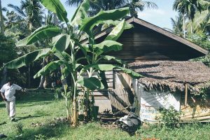 Tarmizi, Keuchik Gampong Alue Dua Muka 0 memperlihatkan kondisi rumah Ibrahim. (PM/Iskandar Ishak)