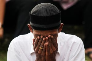 Jamaah berdoa usai Salat Idul Fitri. (Foto: PM/Oviyandi Emnur)