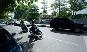 Parkir Tanpa Hambatan di Ruas Jalan