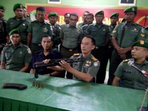 Mantan Kombatan GAM Aceh Barat Serahkan Senjata AK 56 ke TNI