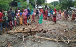 Warga Kulee Masih Blokir Jalan Menuju Pabrik Semen