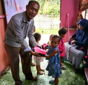 PAUD Lambang Bangsa Bagi-bagi Seragam untuk Murid Miskin