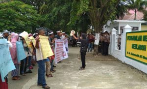 Kawal Sidang Juragan, Warga Pulo Ie Datangi PN Meulaboh