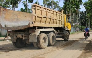 Warga Protes Debu Dampak Hilir Mudik Truk Proyek