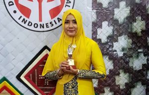 Darwati A Gani Raih Penghargaan Dekranas Award 2017