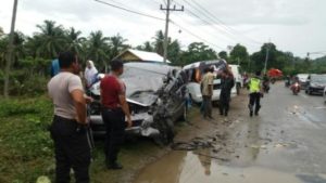 Kijang Innova dan L300 Terlibat Laga Kambing di Pidie Jaya