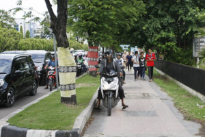 Ramai-Ramai Merampas Hak Pejalan Kaki