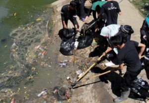 Prihatin Kondisi Lingkungan, Belasan Siswa Bersihkan Krueng Daroy