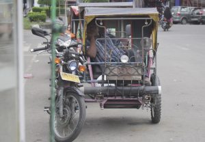 Transportasi Online Beroperasi, Pendapatan Tukang Becak di Banda Aceh Berkurang