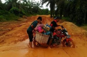 Jalan Rusak Parah dan Berlumpur, Desa Situban Makmur Terancam Terisolir