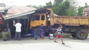 Rem Blong, Truk PT.Socfindo Tabrak Rumah Warga Lipat Kajang