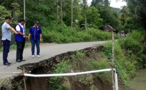 Nyaris Putus, Dewan Minta Pemkab Perbaiki Jalan Krueng Raya-Lamteuba