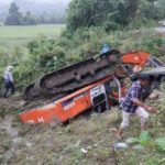 Truk Pengangkut Excavator Terbalik, 1 Orang Meninggal Dunia