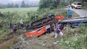 Truk Pengangkut Excavator Terbalik, 1 Orang Meninggal Dunia