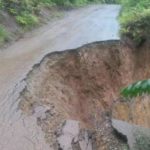 Jalan Menuju Pucuk Lembang Amblas, Kendaraan Roda Empat Tidak Bisa Melintas