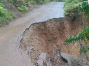 Jalan Menuju Pucuk Lembang Amblas, Kendaraan Roda Empat Tidak Bisa Melintas