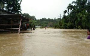 Pemkab Singkil Distribusikan Bantuan Logistik untuk Pengungsi