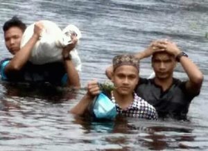 Banjir Masih Genangi Trumon Tengah, Warga Gunakan Speed Boat Belanja Kebutuhan Pokok