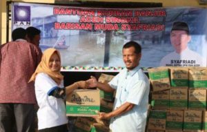 Barmuda Syafriadi Salurkan Bantuan untuk Korban Banjir Singkil