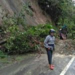 Hujan, Jalan Penghubung Dua Kecamatan Tertimbun Tanah Longsor