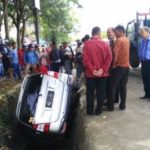 Pemilik Lupa Tarik Rem Tangan, Toyota Innova Ini Masuk Parit