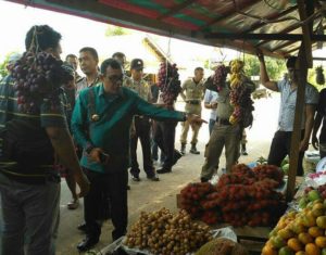 Ganggu Pengguna Jalan, Pedagang Buah di Jalan Titi Pahlawan Ditertibkan