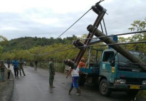 Dihempas Angin, Satu Tiang Listrik di Muara Tiga Tumbang