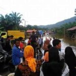 Banjir Rendam Badan Jalan, Transportasi Tapaktuan-Medan Lumpuh Total