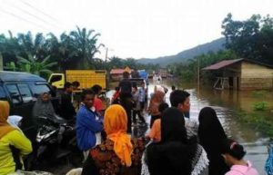 Banjir Rendam Badan Jalan, Transportasi Tapaktuan-Medan Lumpuh Total