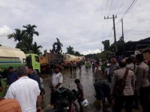 Terjebak di Lokasi Banjir, Sopir dan Penumpang Terancam Kelaparan