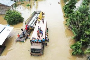 Di Tengah Kepungan Banjir