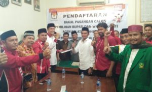 Diantar Ribuan Pendukung, Pendaftaran Pasangan Mizan ke KIP Aceh Selatan Macetkan Ruas Jalan