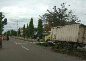 Lagi, Mobil Tabrak Lampu Jalan di Langsa